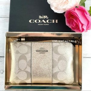 NWT COACH Boxed Corner Zip Wristlet Signature Bag